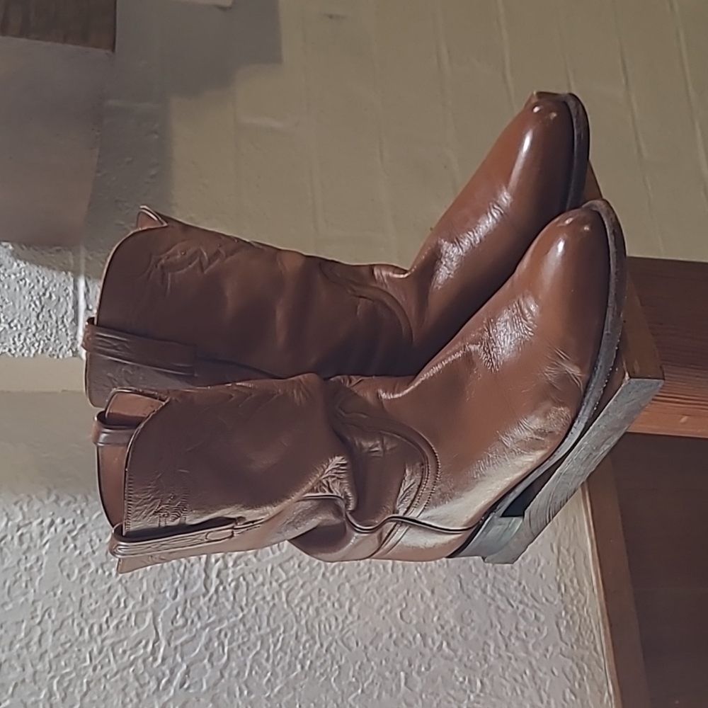 Men's Lucchese 2000 roper style boots size 10.5 D.